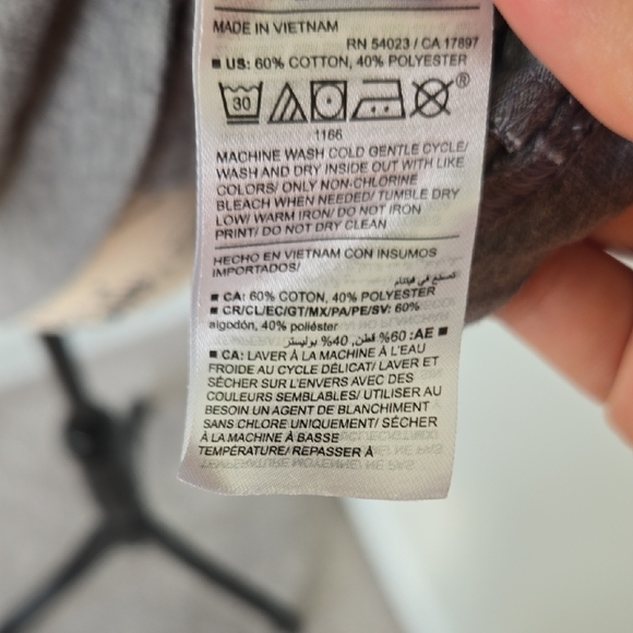 Old Navy Gray Graphic Tee with Flag Design - Picture 4 of 4